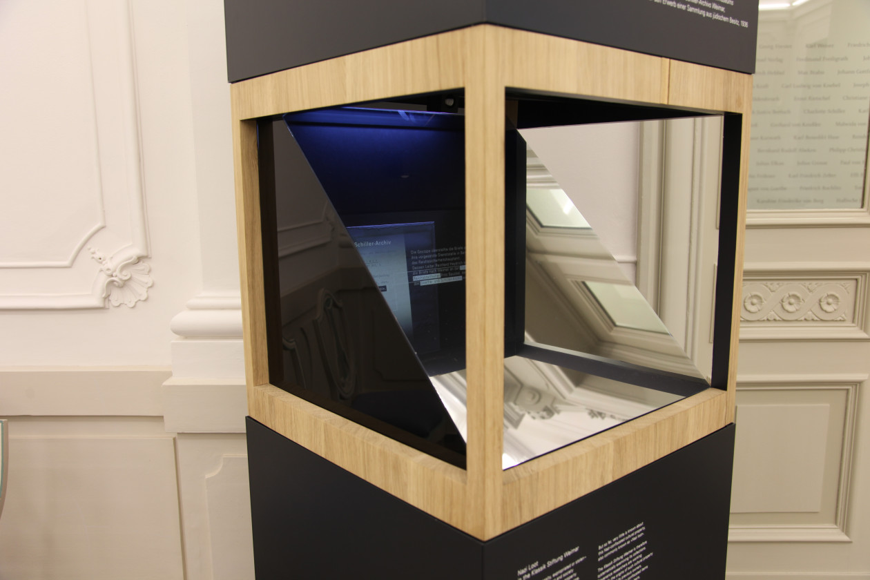 NS-Raubgut: Mobile Vitrine 2015