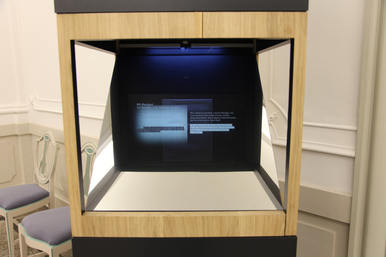NS-Raubgut: Mobile Vitrine 2015