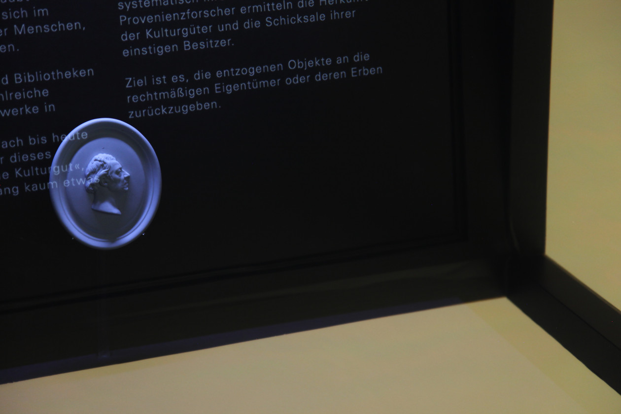 NS-Raubgut: Mobile Vitrine 2015