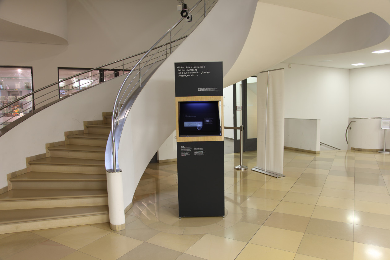 NS-Raubgut: Mobile Vitrine 2015