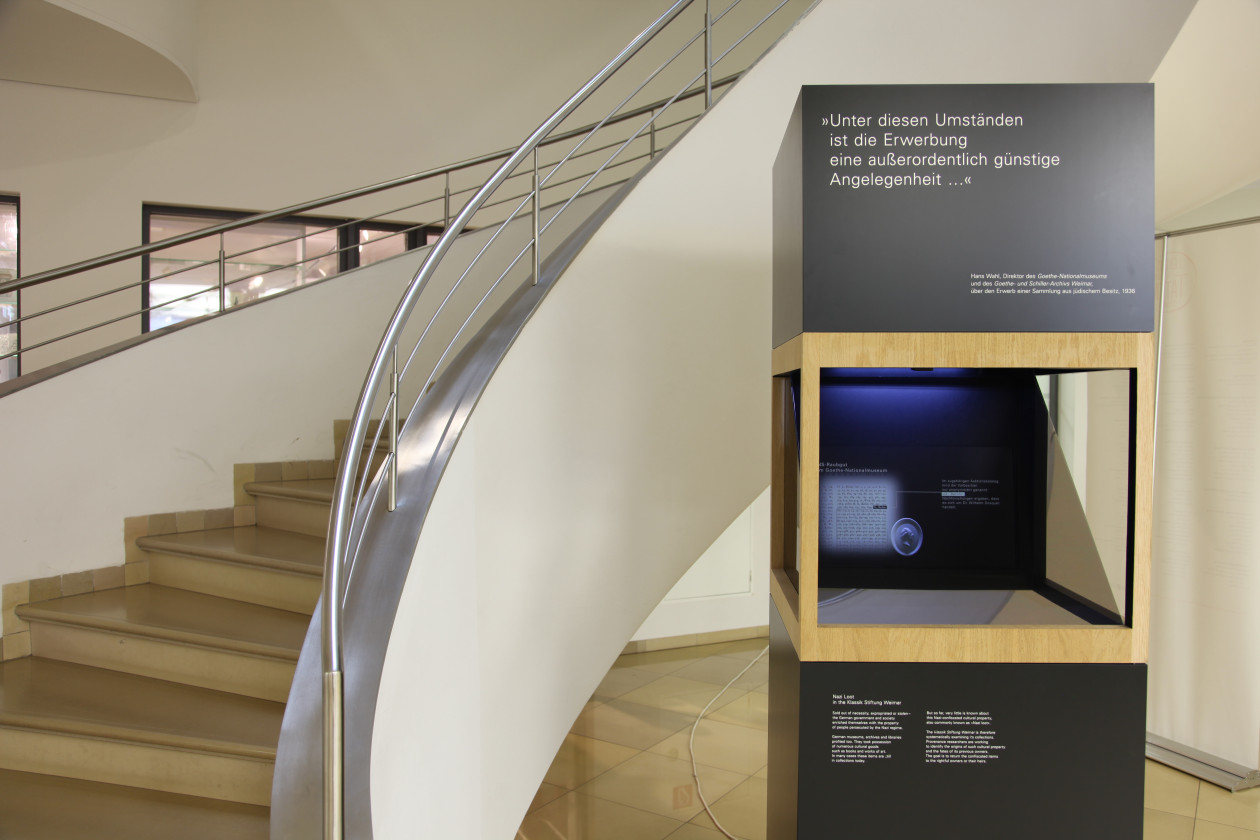 NS-Raubgut: Mobile Vitrine 2015